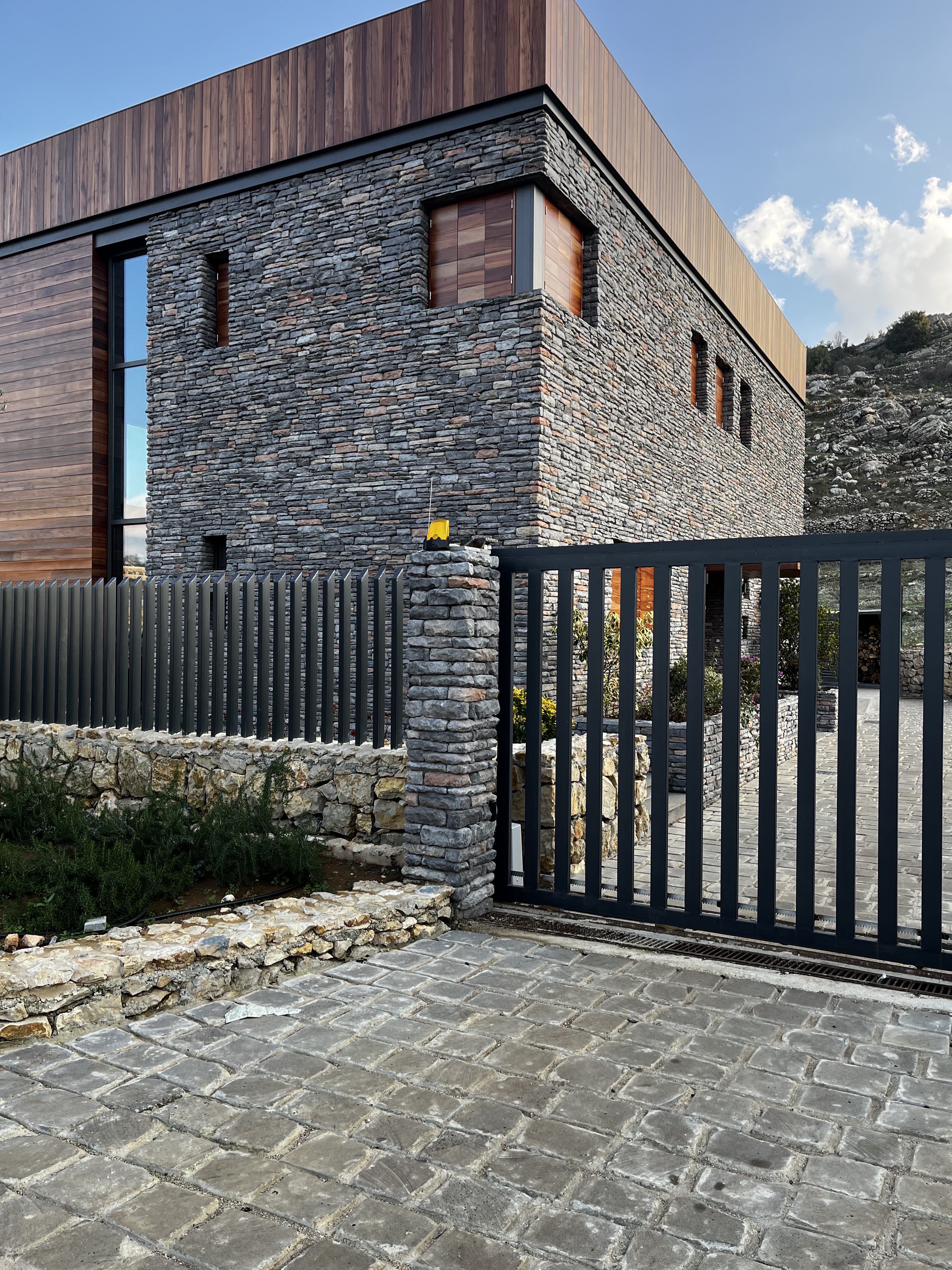 Butternut Rustic Ledge Rustic Ledge: Elegant & Durable Natural Stone for Your Outdoors
