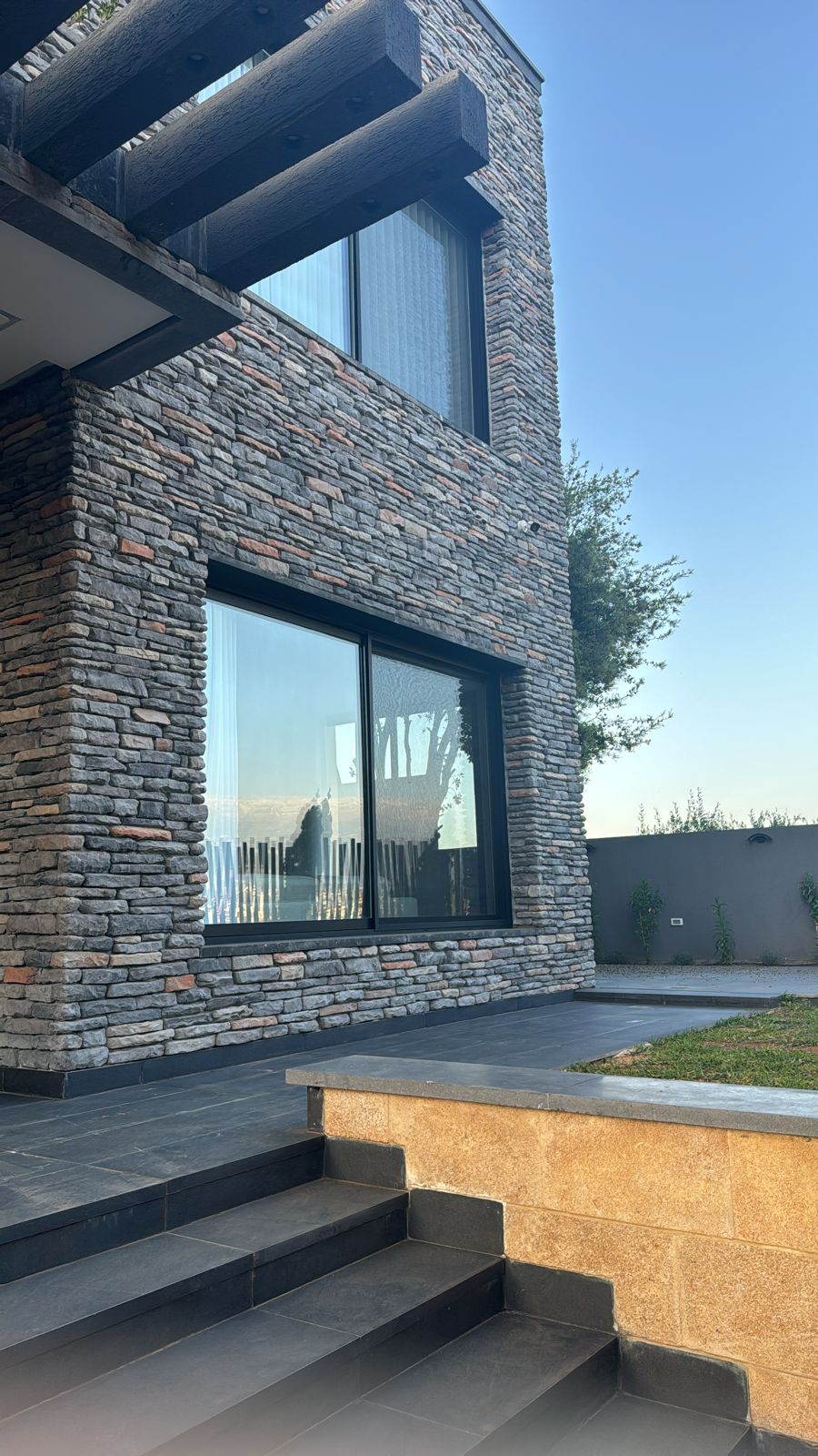 Butternut Rustic Ledge Rustic Ledge: Elegant & Durable Natural Stone for Your Outdoors